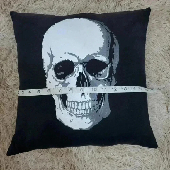 SKULL Print Throw pillow - Picture 3 of 5